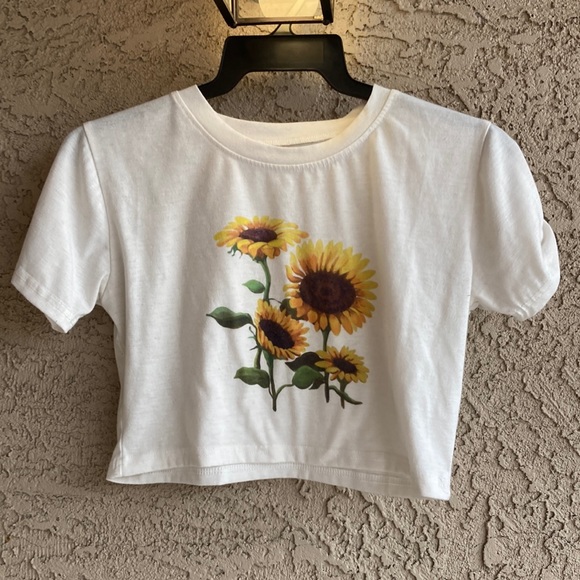 💵3 for $20✅Women’s sunflower half tops size small - Picture 1 of 6
